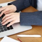 パソコンから電話をかける方法4選！営業効率を上げるPC発信の仕組み