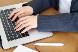 パソコンから電話をかける方法4選！営業効率を上げるPC発信の仕組み